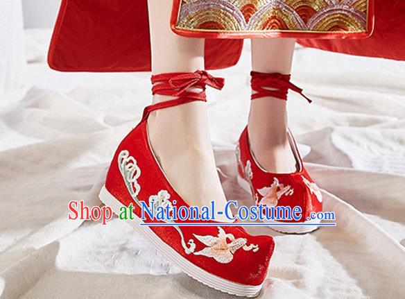 China Embroidered Goldfish Shoes Handmade Wedding Red Cloth Shoes Traditional National Woman Shoes