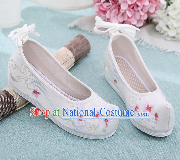 China Traditional Ming Dynasty White Cloth Shoes Embroidered Fragrans Shoes Ancient Hanfu Shoes