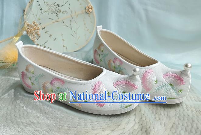 China Classical White Embroidered Shoes Traditional Ming Dynasty Palace Lady Shoes Ancient Hanfu Shoes