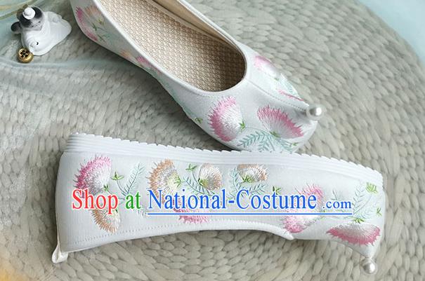 China Classical White Embroidered Shoes Traditional Ming Dynasty Palace Lady Shoes Ancient Hanfu Shoes