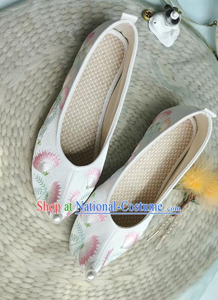 China Classical White Embroidered Shoes Traditional Ming Dynasty Palace Lady Shoes Ancient Hanfu Shoes