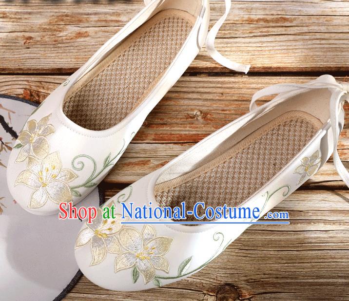 China Embroidery Lily Flowers Shoes National Woman Dance Shoes Traditional Beijing Cloth Shoes