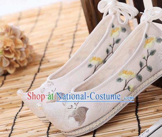 China Handmade National White Cloth Shoes Traditional Stage Performance Shoes Embroidered Fox Shoes