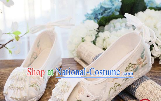 China Embroidered Crane Shoes Handmade Folk Dance White Cloth Shoes Traditional Pearls Tassel Shoes