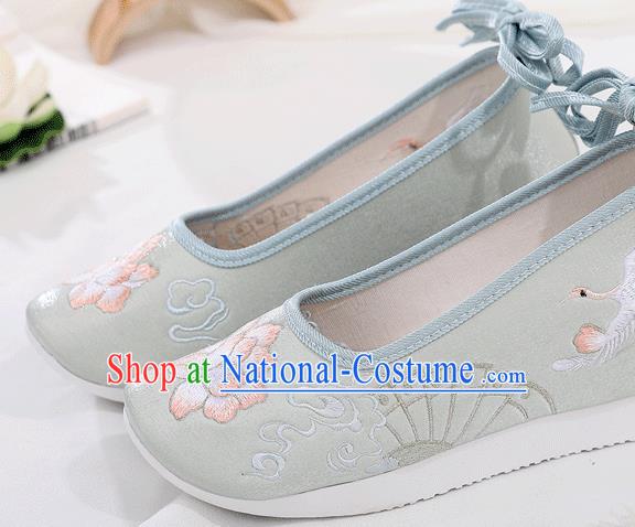 China Ancient Princess Light Green Cloth Shoes Traditional Ming Dynasty Embroidered Shoes