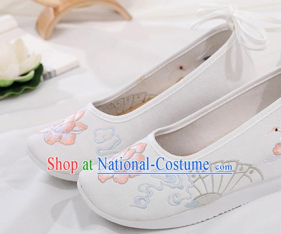 China Traditional Ming Dynasty Embroidered Shoes Ancient Princess White Cloth Shoes