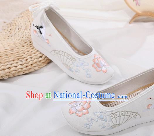 China Traditional Ming Dynasty Embroidered Shoes Ancient Princess White Cloth Shoes