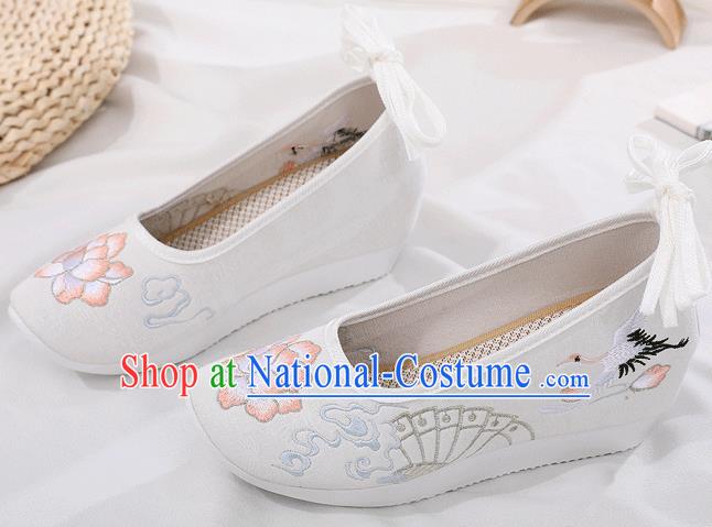 China Traditional Ming Dynasty Embroidered Shoes Ancient Princess White Cloth Shoes