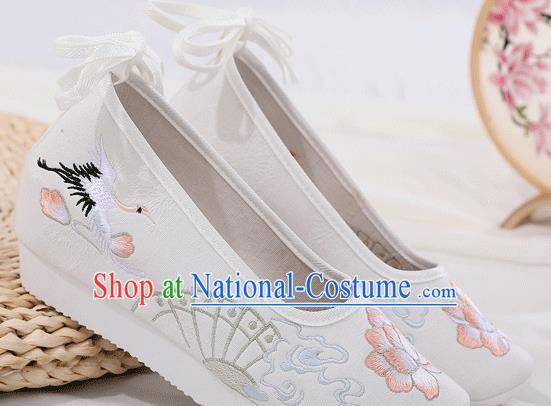 China Traditional Ming Dynasty Embroidered Shoes Ancient Princess White Cloth Shoes