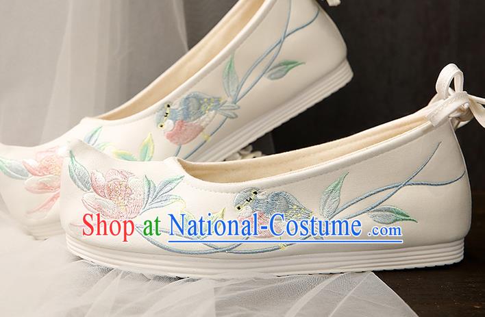 China Embroidery Flower Bird Beige Cloth Shoes Traditional Ming Dynasty Princess Shoes Ancient Hanfu Shoes