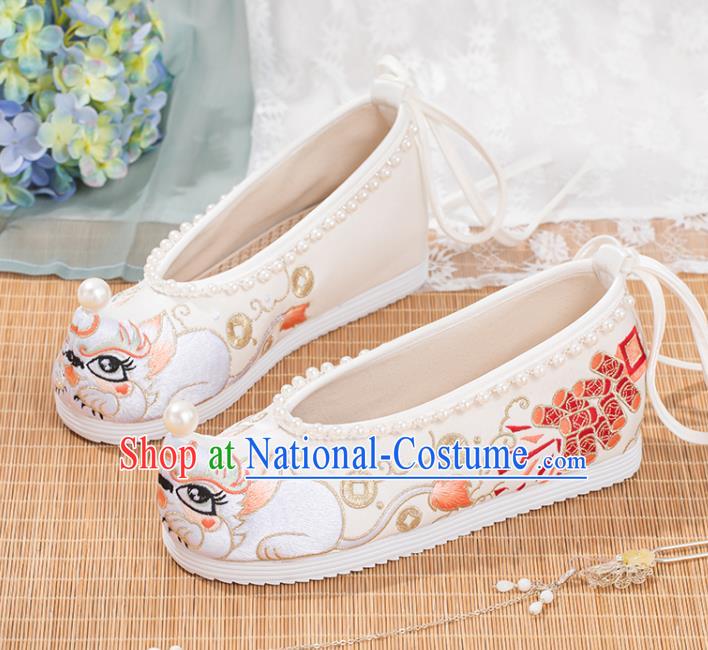 China Traditional Tang Dynasty White Cloth Shoes Ancient Princess Pearls Shoes Hanfu Embroidery Shoes