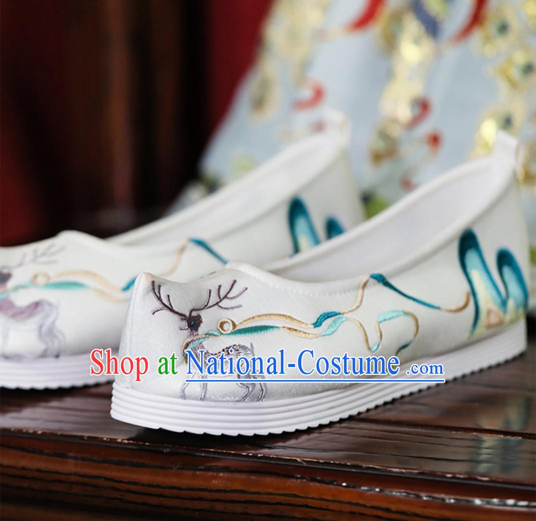 Chinese Traditional Handmade Embroidered Mountain and Deer Shoes