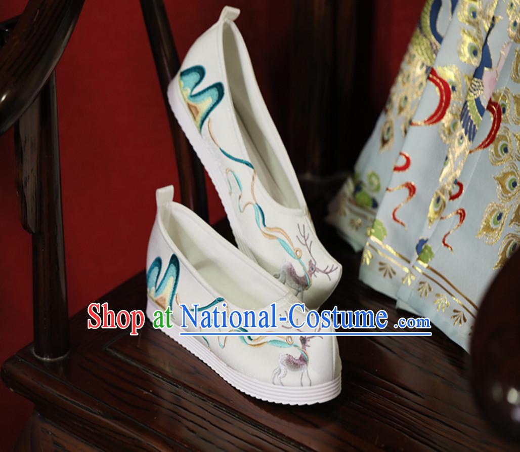 Chinese Traditional Handmade Embroidered Mountain and Deer Shoes