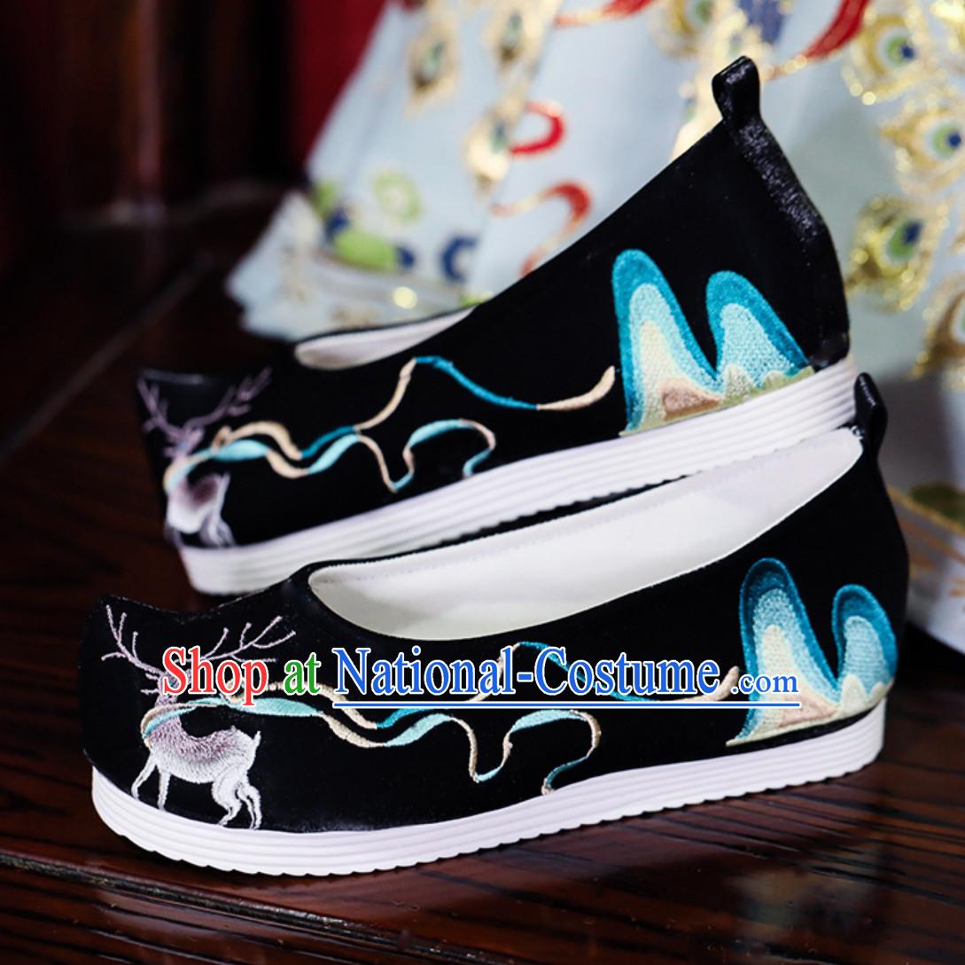 Beautiful Black Chinese Classical Handmade Embroidered Mountain and Deer Shoes