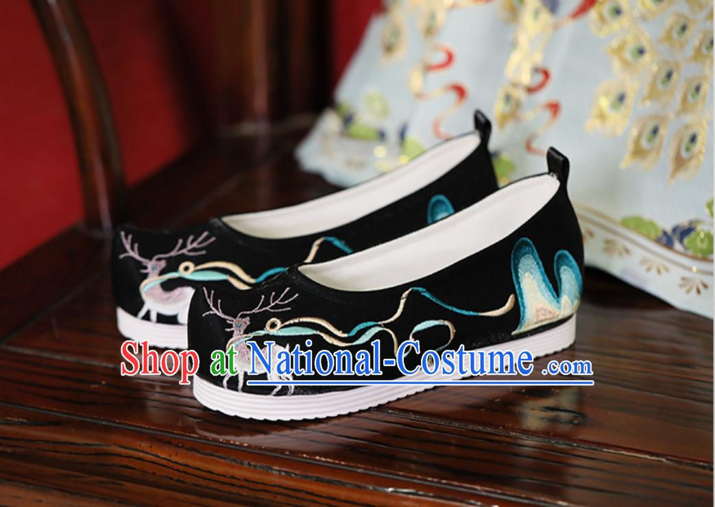 Chinese Traditional Handmade Embroidered Mountain and Deer Shoes