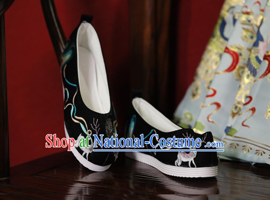 Chinese Traditional Handmade Embroidered Mountain and Deer Shoes