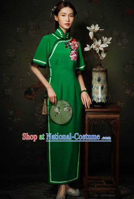 China Classical Suzhou Embroidered Peony Cheongsam Traditional Minguo Young Lady Green Silk Qipao Dress