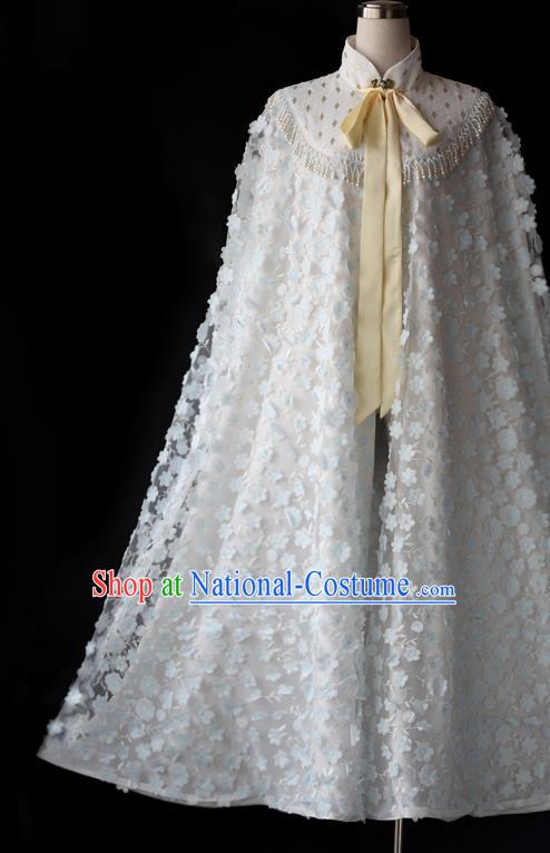 China Ancient Young Beauty White Cloak Traditional Ming Dynasty Noble Lady Cape Clothing