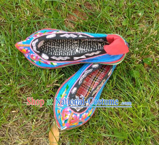 Chinese Traditional Yi Nationality Folk Dance Shoes Yunnan Ethnic Blue Embroidered Shoes National Cloth Shoes