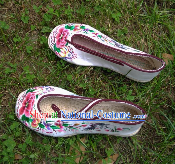 Chinese Handmade White Satin Shoes Traditional Yi Nationality Shoes Yunnan Ethnic Shoes National Embroidered Shoes