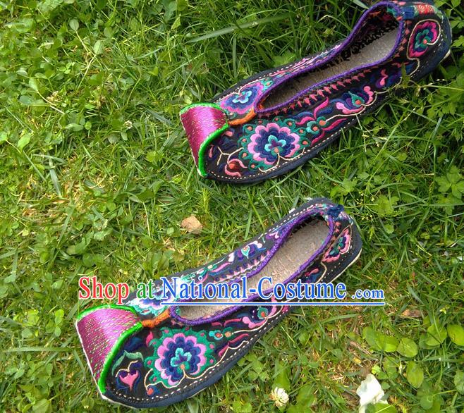 Chinese Handmade Embroidered Shoes Traditional Yi Nationality Shoes Yunnan Ethnic Shoes National Dance Shoes