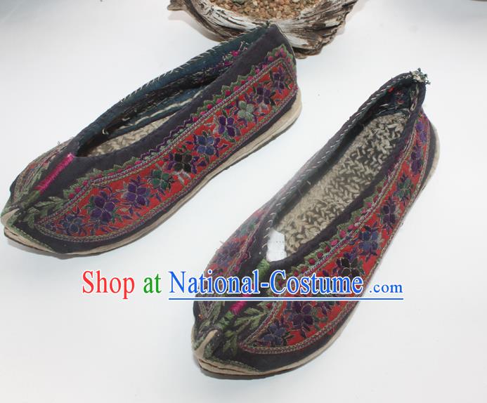 Chinese National Wedding Strong Cloth Soles Shoes Handmade Red Embroidered Shoes Traditional Yunnan Yi Nationality Woman Shoes