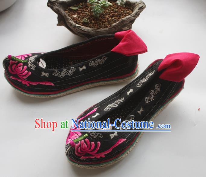 Chinese Traditional Yi Ethnic Woman Shoes National Strong Cloth Soles Shoes Handmade Black Satin Embroidered Shoes