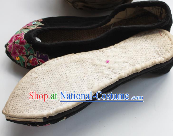 Chinese Traditional Yi Nationality Shoes National Strong Cloth Soles Shoes Ethnic Dance Shoes Handmade Black Embroidered Shoes