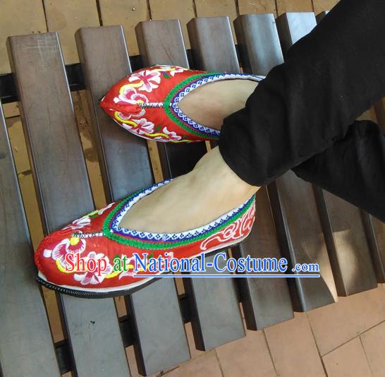 Chinese Ethnic Wedding Shoes Traditional Yi Nationality Shoes National Red Embroidered Shoes Handmade Strong Cloth Soles Shoes