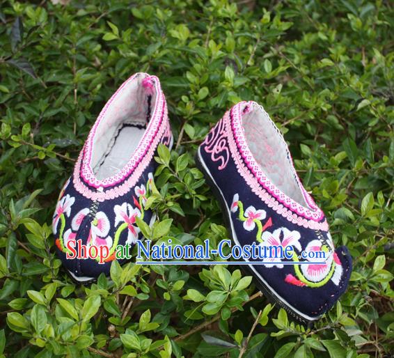 Chinese Traditional Yi Nationality Shoes National Navy Embroidered Shoes Handmade Strong Cloth Soles Shoes Ethnic Female Shoes