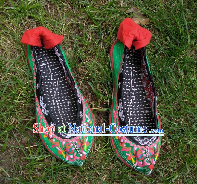 Chinese National Embroidered Green Satin Shoes Traditional Yi Nationality Shoes Yunnan Ethnic Female Shoes