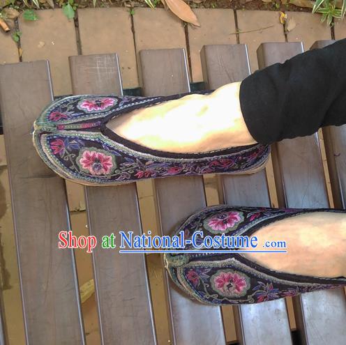 Chinese Traditional Yi Nationality Folk Dance Shoes Yunnan Ethnic Woman Shoes Embroidered Shoes National Black Cloth Shoes