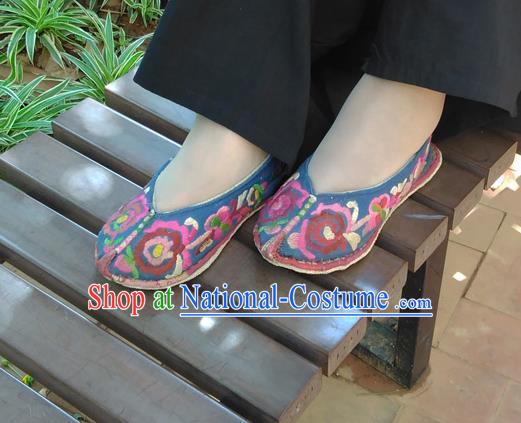 Chinese Embroidered Shoes National Navy Cloth Shoes Traditional Yi Nationality Folk Dance Shoes Yunnan Ethnic Woman Shoes