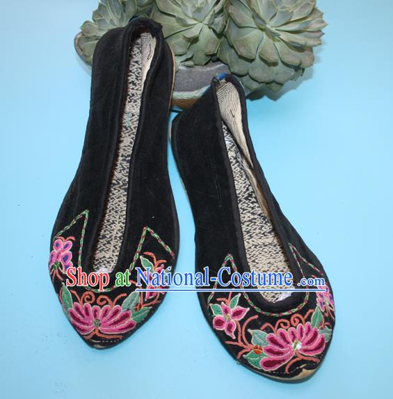 Chinese Handmade Yi Nationality Woman Shoes Yunnan Folk Dance Shoes Traditional Black Embroidered Shoes