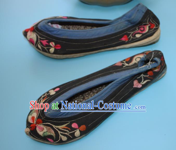 Chinese Traditional Ethnic Black Embroidered Shoes Handmade Yi Nationality Woman Shoes Yunnan Folk Dance Shoes