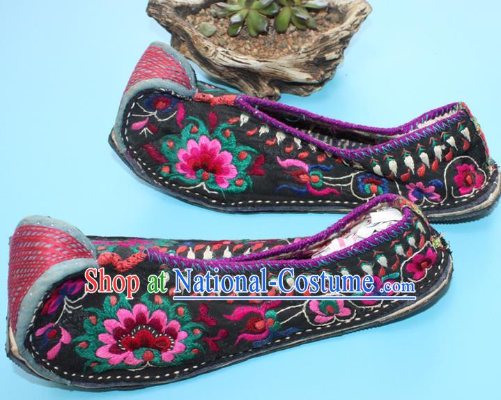 Chinese Handmade Yi Nationality Shoes Yunnan Woman Folk Dance Shoes Traditional Ethnic Full Embroidered Shoes