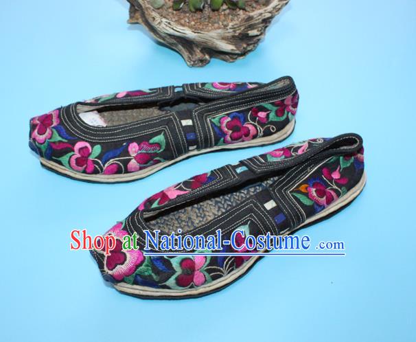 Chinese Handmade Yi Nationality Shoes Yunnan Woman Cloth Shoes Traditional Ethnic Black Embroidered Shoes