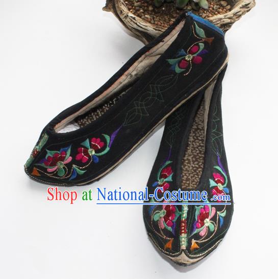 Chinese Handmade Yunnan Ethnic Black Cloth Shoes Traditional Embroidered Shoes Yi Nationality Folk Dance Shoes