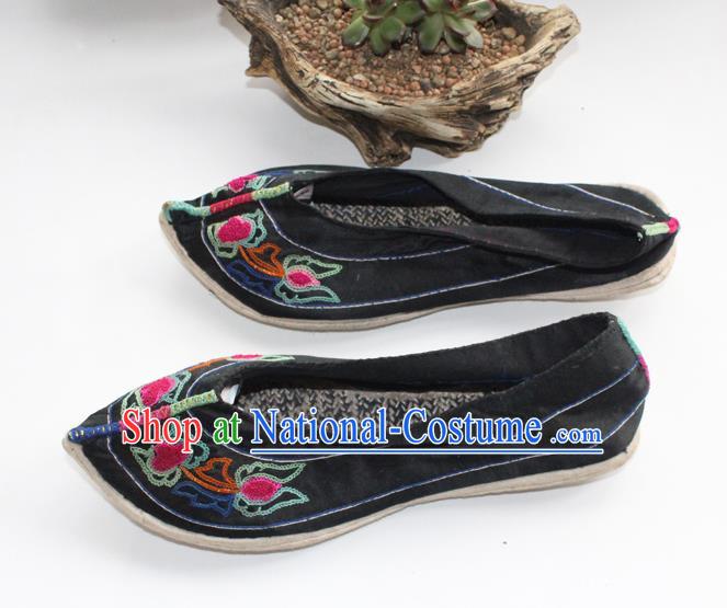 Chinese Yi Nationality Dance Shoes Handmade Yunnan Ethnic Cloth Shoes Traditional Black Embroidered Shoes