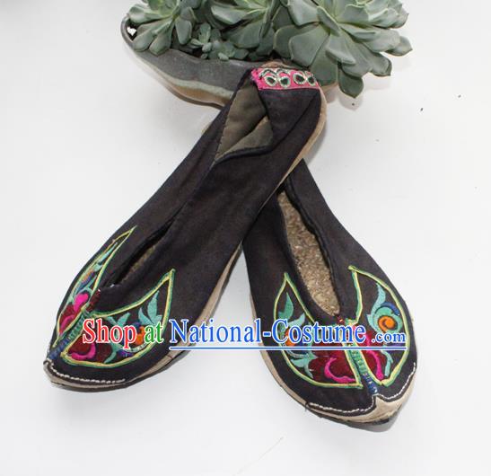 Chinese Handmade Yunnan Ethnic Black Cloth Shoes Traditional Embroidered Shoes Yi Nationality Folk Dance Shoes