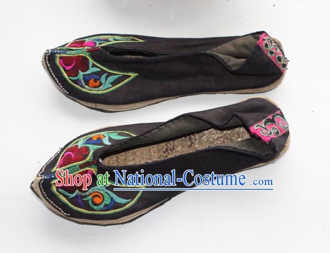 Chinese Handmade Yunnan Ethnic Black Cloth Shoes Traditional Embroidered Shoes Yi Nationality Folk Dance Shoes