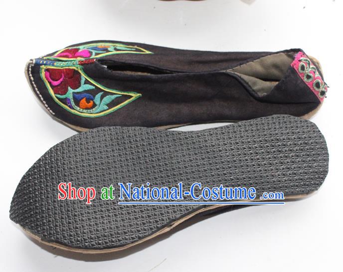 Chinese Handmade Yunnan Ethnic Black Cloth Shoes Traditional Embroidered Shoes Yi Nationality Folk Dance Shoes