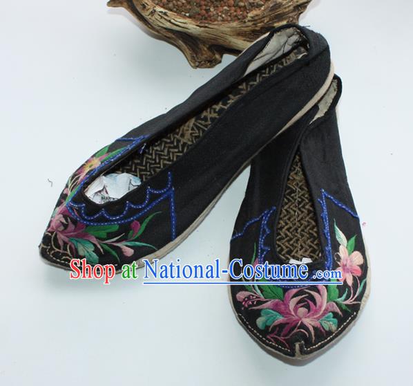 Chinese Yunnan Ethnic Shoes Traditional Black Cloth Shoes Embroidered Shoes Handmade Yi Nationality Female Shoes