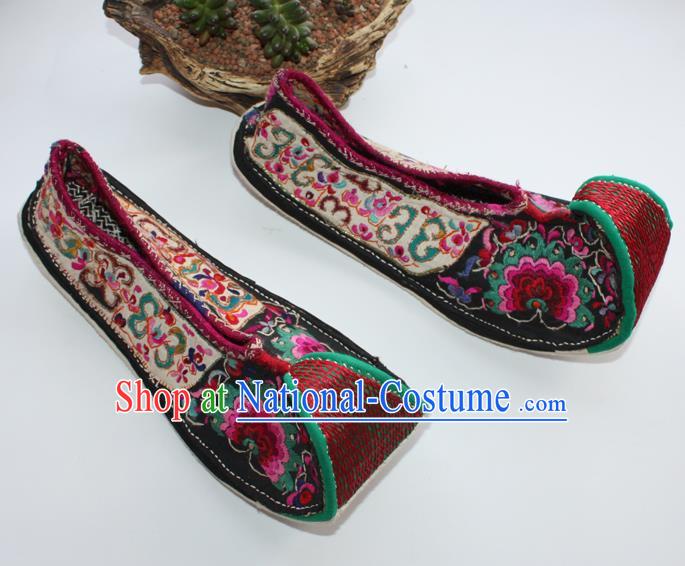 Chinese Yunnan Ethnic Dance Shoes Traditional Court Cloth Shoes Handmade Full Embroidered Shoes Yi Nationality Shoes