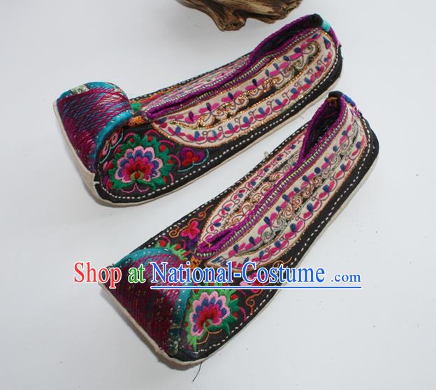 Chinese Yi Nationality Female Shoes Yunnan Ethnic Dance Shoes Traditional Court Cloth Shoes Handmade Full Embroidered Shoes