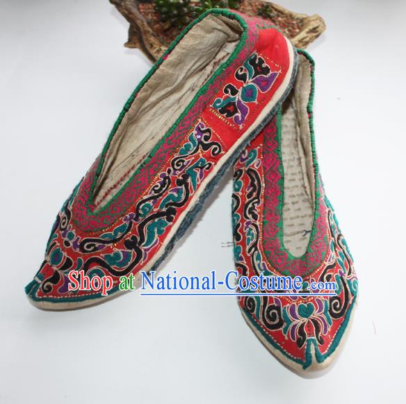 Chinese Shui Nationality Red Embroidered Shoes Yunnan Ethnic Folk Dance Shoes Handmade Strong Cloth Soles Shoes