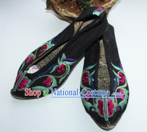 Chinese Handmade Strong Cloth Soles Shoes Yi Nationality Black Embroidered Shoes Yunnan Ethnic Folk Dance Shoes