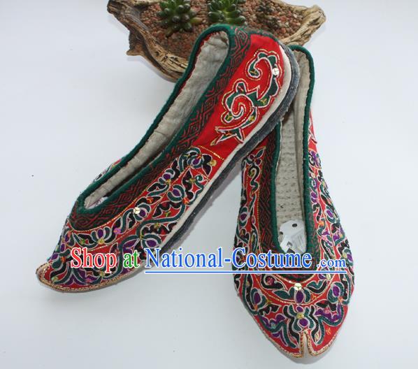 Chinese Yunnan National Wedding Shoes Handmade Ethnic Strong Cloth Soles Shoes Shui Nationality Embroidered Shoes