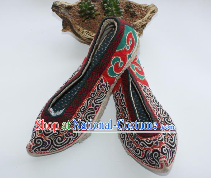 Chinese Shui Nationality Embroidered Shoes Yunnan National Wedding Shoes Handmade Ethnic Strong Cloth Soles Shoes