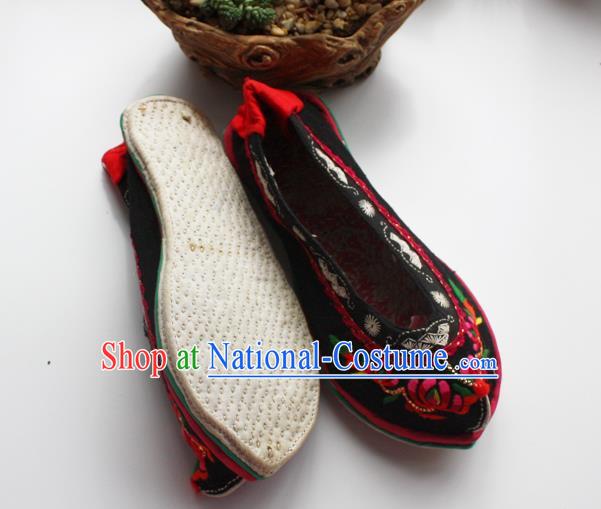 Chinese National Yunnan Black Embroidered Shoes Handmade Ethnic Dance Cloth Shoes Yi Nationality Woman Shoes